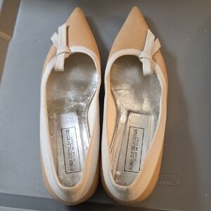 Vintage Saks Fifth Avenue Women's Cream Flats with Bow Detail